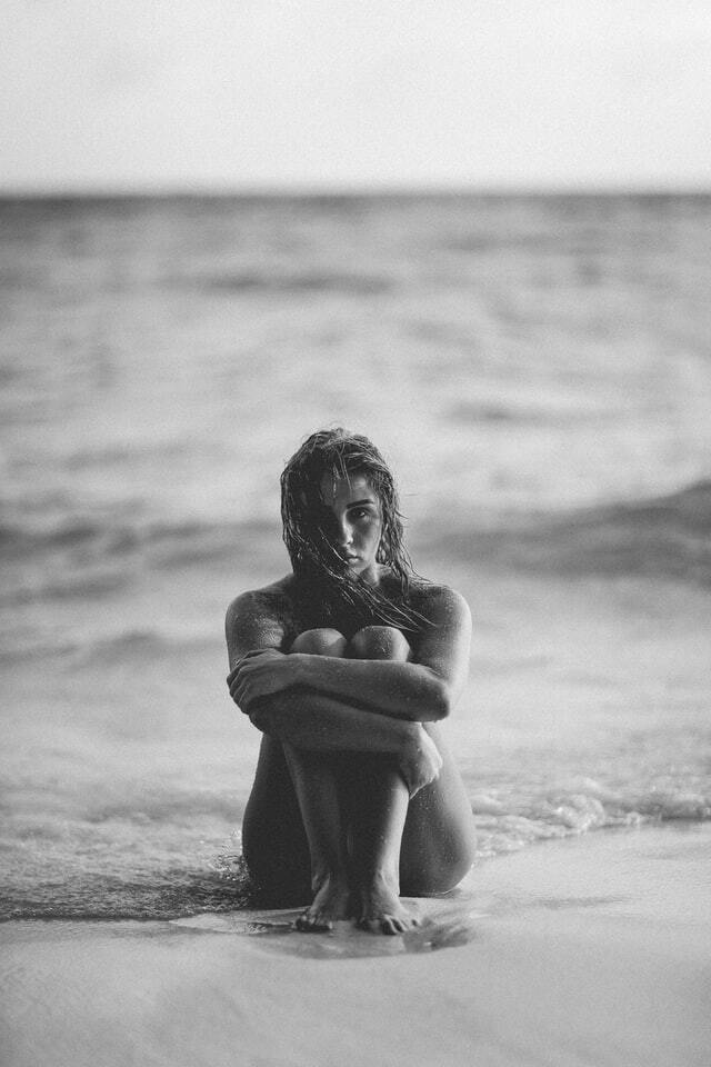 photo d'une femme sur la plage
